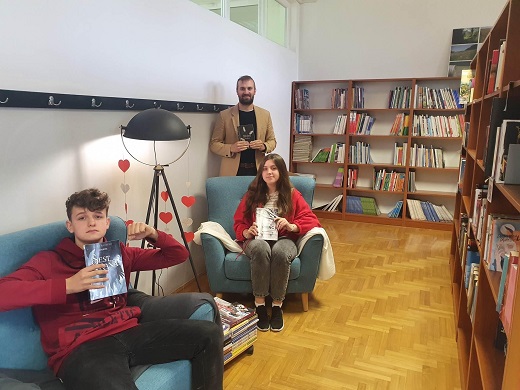 Uenici s mentorom u knjinici